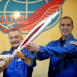 Os novos tripulantes da Estação Espacial Internacional posam com a tocha das olimpíadas de inverno de 2014: investindo pesado