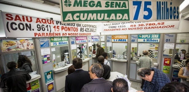 Pessoas fazem fila em lotérica da rua Boa Vista, no centro de São Paulo (SP), para apostar na Mega-Sena, que estava acumulada - Eduardo Anizelli/Folhapress