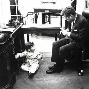 Nesta fotografia de 14 de outubro de 1963, no Salão Oval da Casa Branca, em Washington, Estados Unidos, o presidente norte-americano, John F. Kennedy, brinca com seu filho, John F. Kennedy, Junior. A fotografia foi tirada um mês antes da morte do presidente. **** (FILES) This 14 October 1963 file photo taken in the Oval office of the White House in Washington, DC, shows former US President John F. Kennedy (R) as he speaks with his son John F. Kennedy jr. - AFP