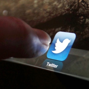 Twitter lança duas atualizações: vai permitir gravar vídeos no aplicativo e usuários poderão trocar mensagens diretas em grupo - Regis Duvignau/Reuters