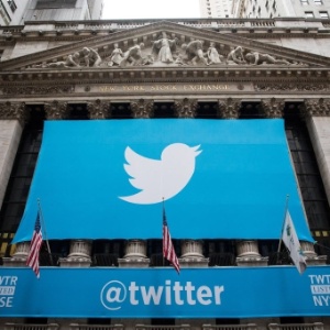 Banner com logotipo do Twitter é colocado na entrada da Bolsa de Valores de Nova York: redes sociais são aliadas, mas também vilãs - Andrew Burton/Getty Images/AFP