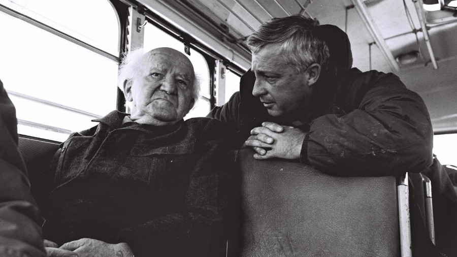 Ben Gurion, ex-primeiro-ministro de Israel (à esquerda), conversa com o então general Ariel Sharon. Gurion foi o responsável pela criação do Mossad