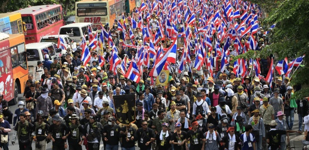 Manifestantes protestam em frente à sede do Governo da Tailândia contra projeto de lei que visa conceder anistia a dezenas de ativistas políticos, militares e, também, ao ex-premiê deposto Thaksin Shinawatra - Barbara Walton/Efe