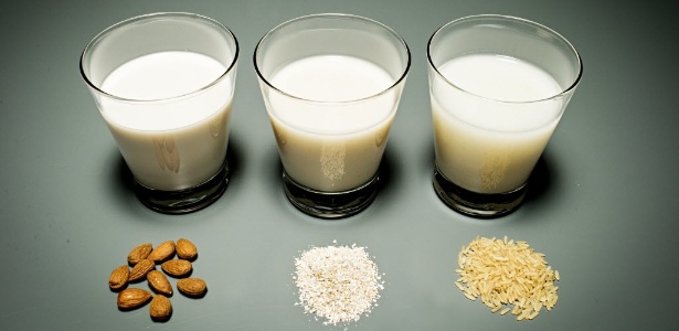 Leites feitos à base de amêndoa, aveia e arroz são saudáveis, porém, o leite de vaca é naturalmente rico em cálcio, elemento que, geralmente, precisa ser adicionado às bebidas vegetais - Eduardo Knapp/Folhapress