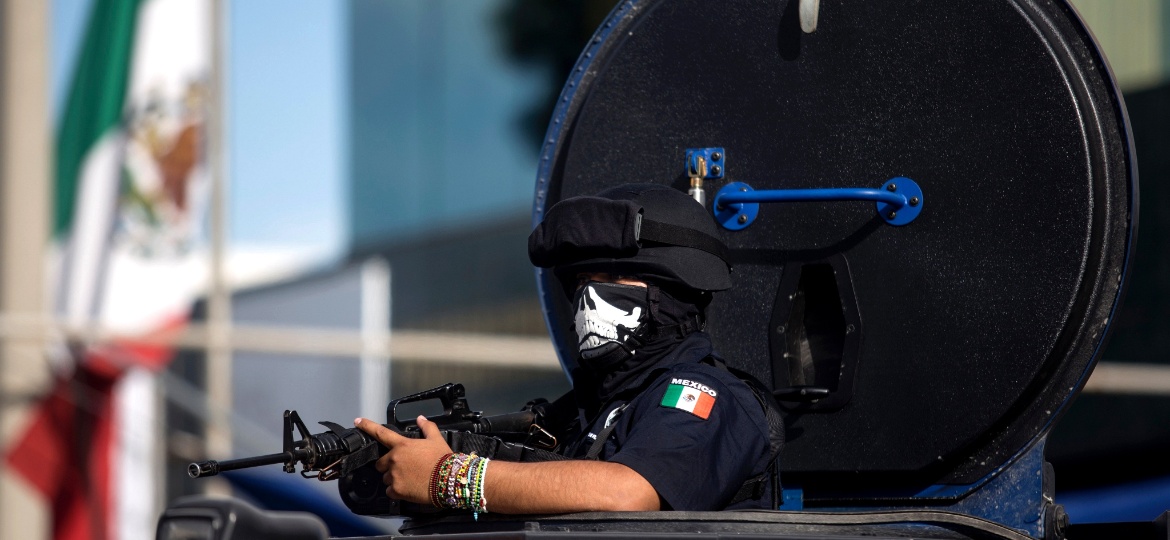 Imagem mostra policial próximo a edifício do gabinete da PGR (Procuradoria-Geral da República) mexicana, em Tijuana, uma das cidades mais violentas do México - Guillermo Arias/Xinhua