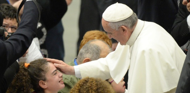 Francisco abençoa uma cadeirante no Vaticano, antes de se dirigir para o santuário de Lourdes - Maurizio Brambatti/Efe