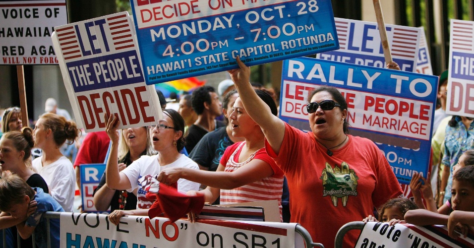 9.nov.2013 - Manifestantes contra o casamento gay protestam em frente à sede do Legislativo em Honolulu, Havaí (EUA), onde parlamentares votam, em sessão especial, a legalidade da união entre pessoas do mesmo sexo
