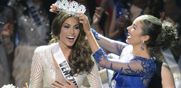 Miss Venezuela recebe a coroa de Miss Universo 2013 de sua última antecessora, a americana Olivia Culpo - Alexander Nemenov/AFP