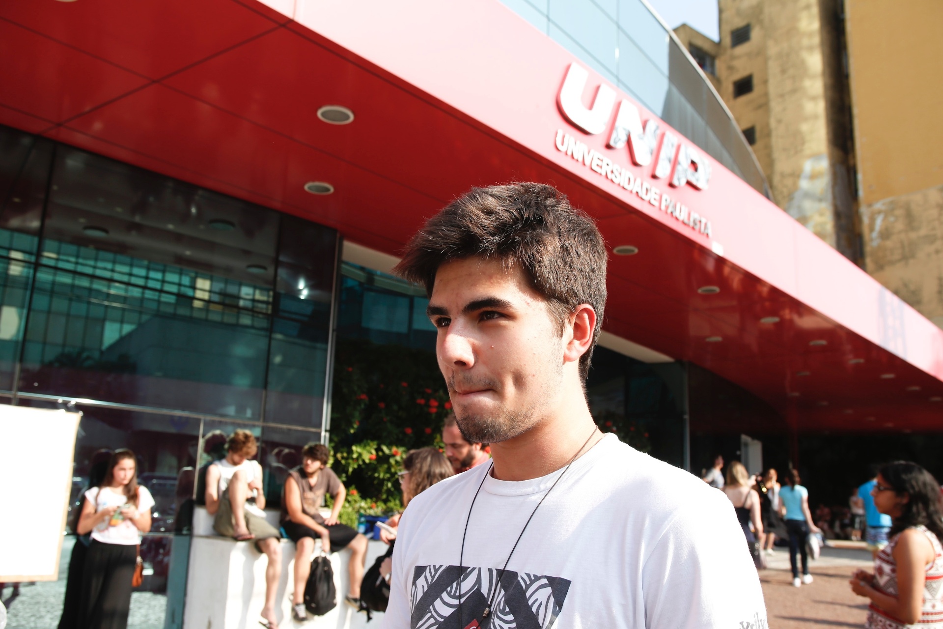 10.nov.2013 - Candidato Gustavo Vasconcelos, 17, deixa local de prova após primeira fase do Vestibular 2014 da Unicamp. Exame cobrou textos sobre oficinas culturais e trânsito - Wanezza Soares/UOL