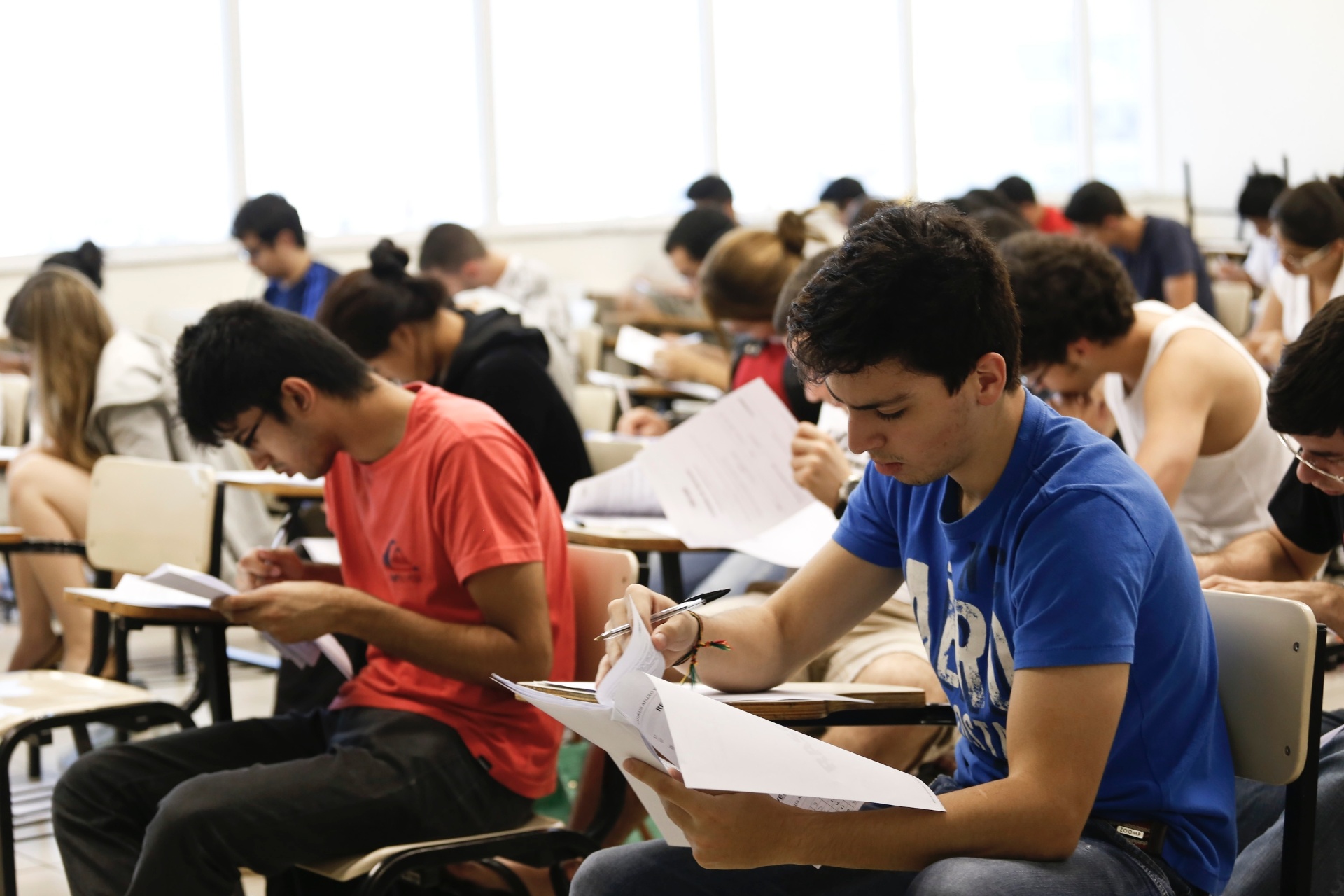 10.nov.2013 - Candidatos realizam a primeira fase do Vestibular 2014 da Unicamp. Prova cobrou textos sobre oficinas culturais e trânsito - Wanezza Soares/UOL