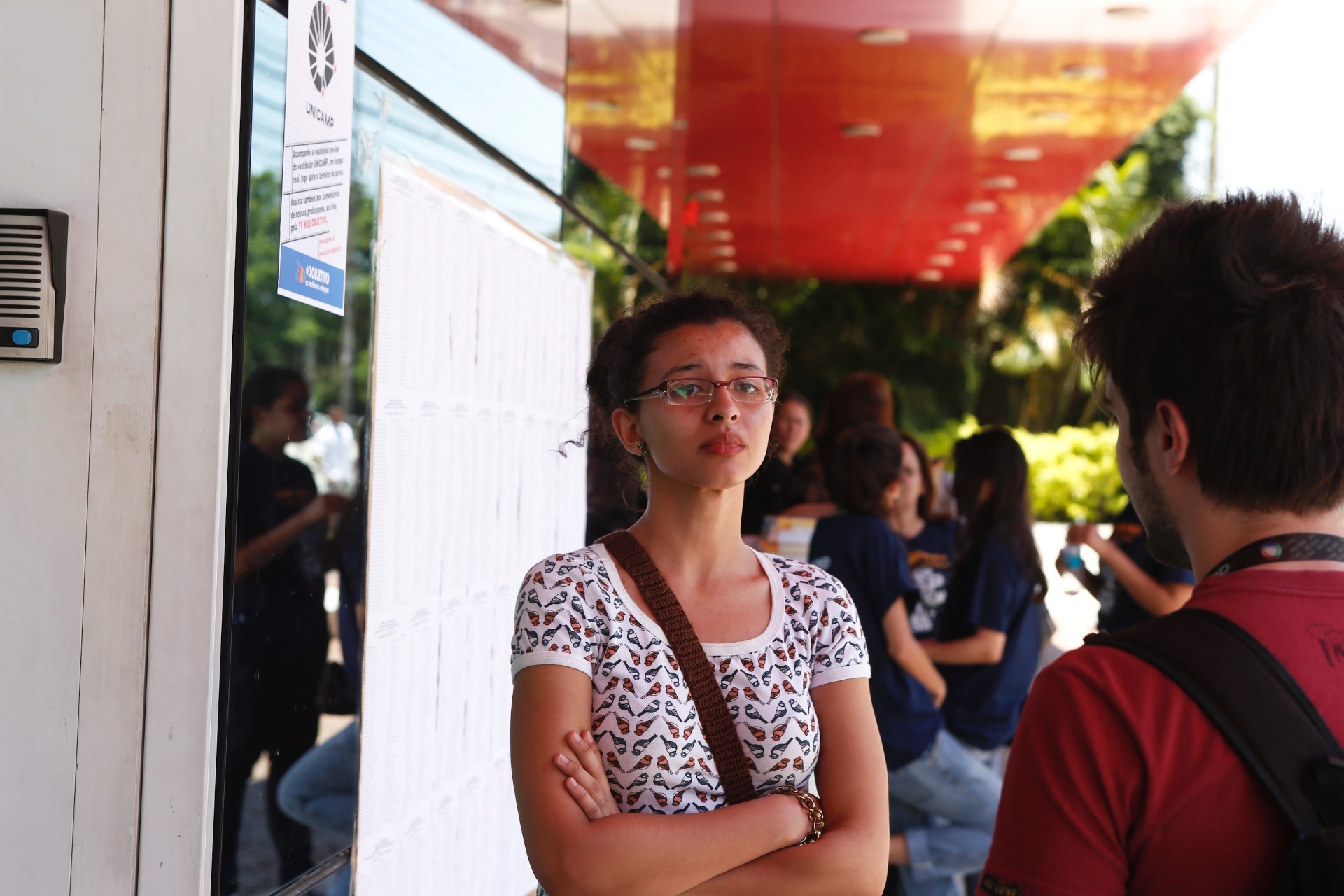10.nov.2013 - Jovem chega poucos minutos após fechamento do portão de local de prova localizado em São Paulo. Ela preferiu não dar entrevista. - Wanezza Soares/UOL