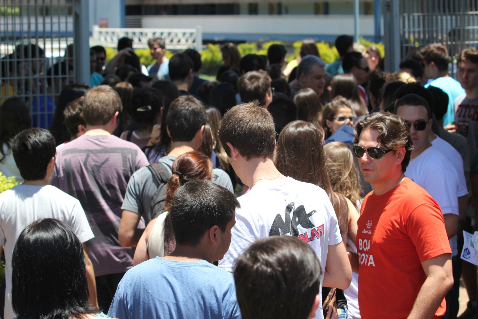 10.nov.2013 - Candidatos chegam ao campus da Unip em Ribeirão Preto (SP), neste domingo (10), para a realização das provas do vestibular da Universidade Estadual de Campinas. Este ano, o exame teve um número recorde de inscritos: 73.818 candidatos. Eles vão disputar 3.460 vagas em 69 cursos da Unicamp e dois cursos da Famerp (Faculdade de Medicina de São José do Rio Preto) - Luis Cleber/ Estadão Conteúdo
