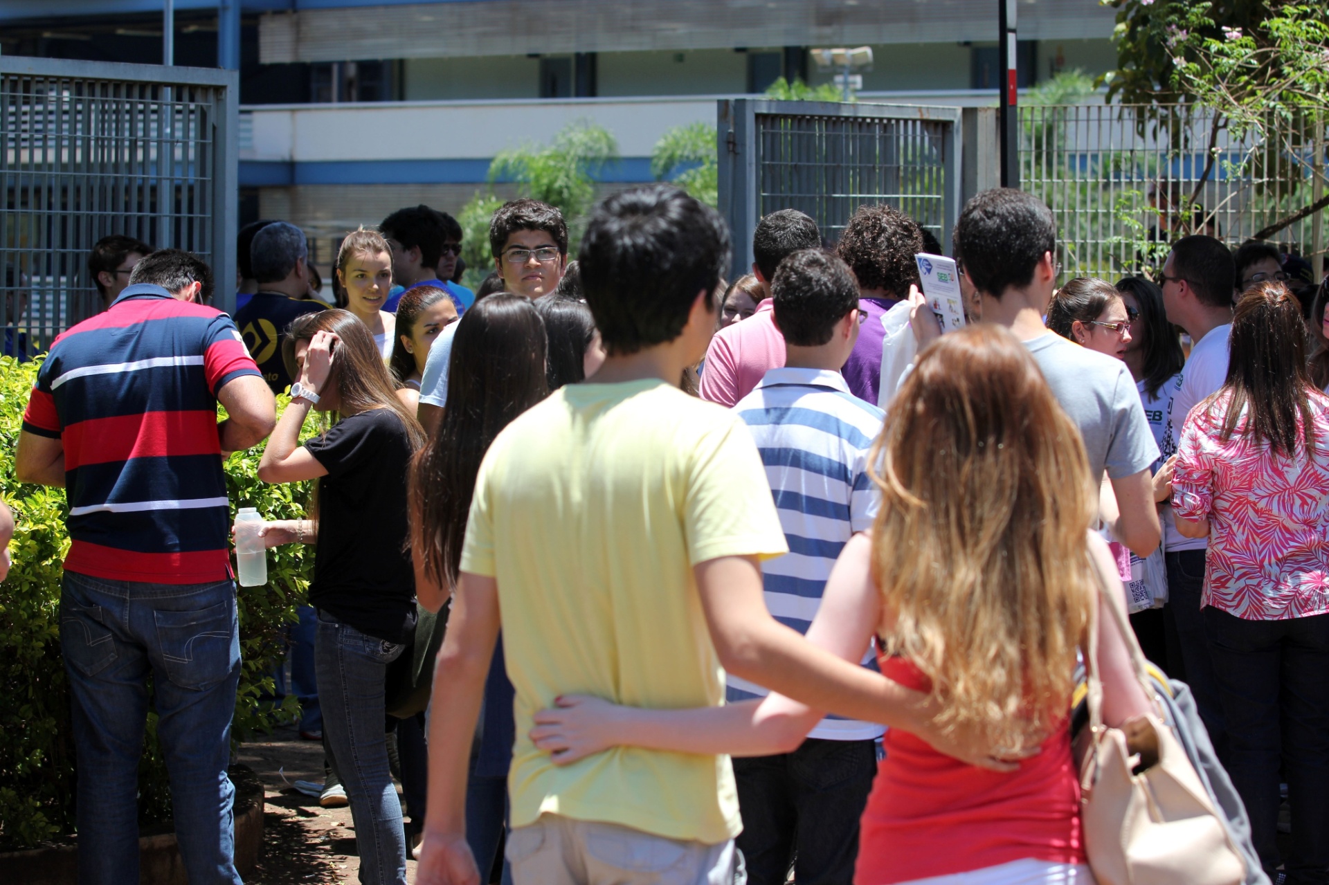 10.nov.2013 - Candidatos chegam ao campus da Unip em Ribeirão Preto (SP), neste domingo (10), para a realização das provas do vestibular da Universidade Estadual de Campinas. Este ano, o exame teve um número recorde de inscritos: 73.818 candidatos. Eles vão disputar 3.460 vagas em 69 cursos da Unicamp e dois cursos da Famerp (Faculdade de Medicina de São José do Rio Preto) - Luis Cleber/ Estadão Conteúdo