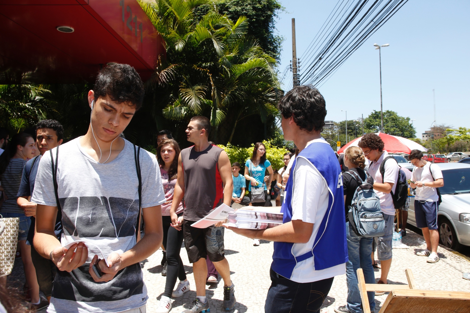 10.nov.2013 - Candidatos chegam em local de prova da primeira fase do vestibular da Unicamp 2014, na Unip Vergueiro, em São Paulo. Este ano, o exame teve um número recorde de inscritos: 73.818 candidatos. Eles vão disputar 3.460 vagas em 69 cursos da Unicamp e dois cursos da Famerp (Faculdade de Medicina de São José do Rio Preto) - Wanezza Soares/UOL
