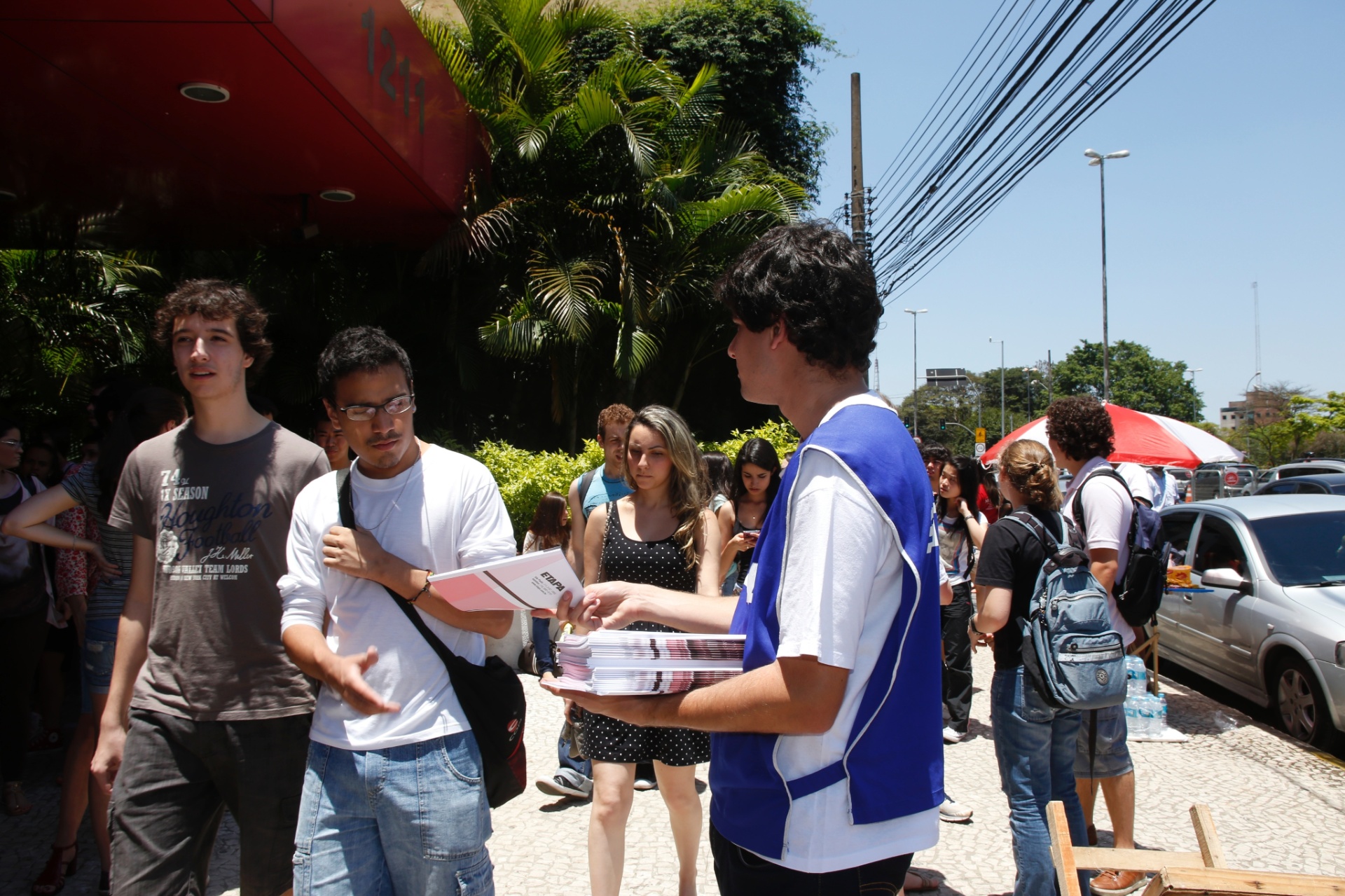 10.nov.2013 - Candidatos chegam em local de prova da primeira fase do vestibular da Unicamp 2014, na Unip Vergueiro, em São Paulo. Este ano, o exame teve um número recorde de inscritos: 73.818 candidatos. Eles vão disputar 3.460 vagas em 69 cursos da Unicamp e dois cursos da Famerp (Faculdade de Medicina de São José do Rio Preto) - Wanezza Soares/UOL