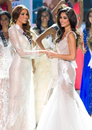 A beldade venezuelana, Gabriela Isler, eleita Miss Universo 2013, junto à espanhola Patricia Yurena Rodríguez, que ficou em segundo lugar no certame, enquanto aguardavam o resultado - Miss Universo
