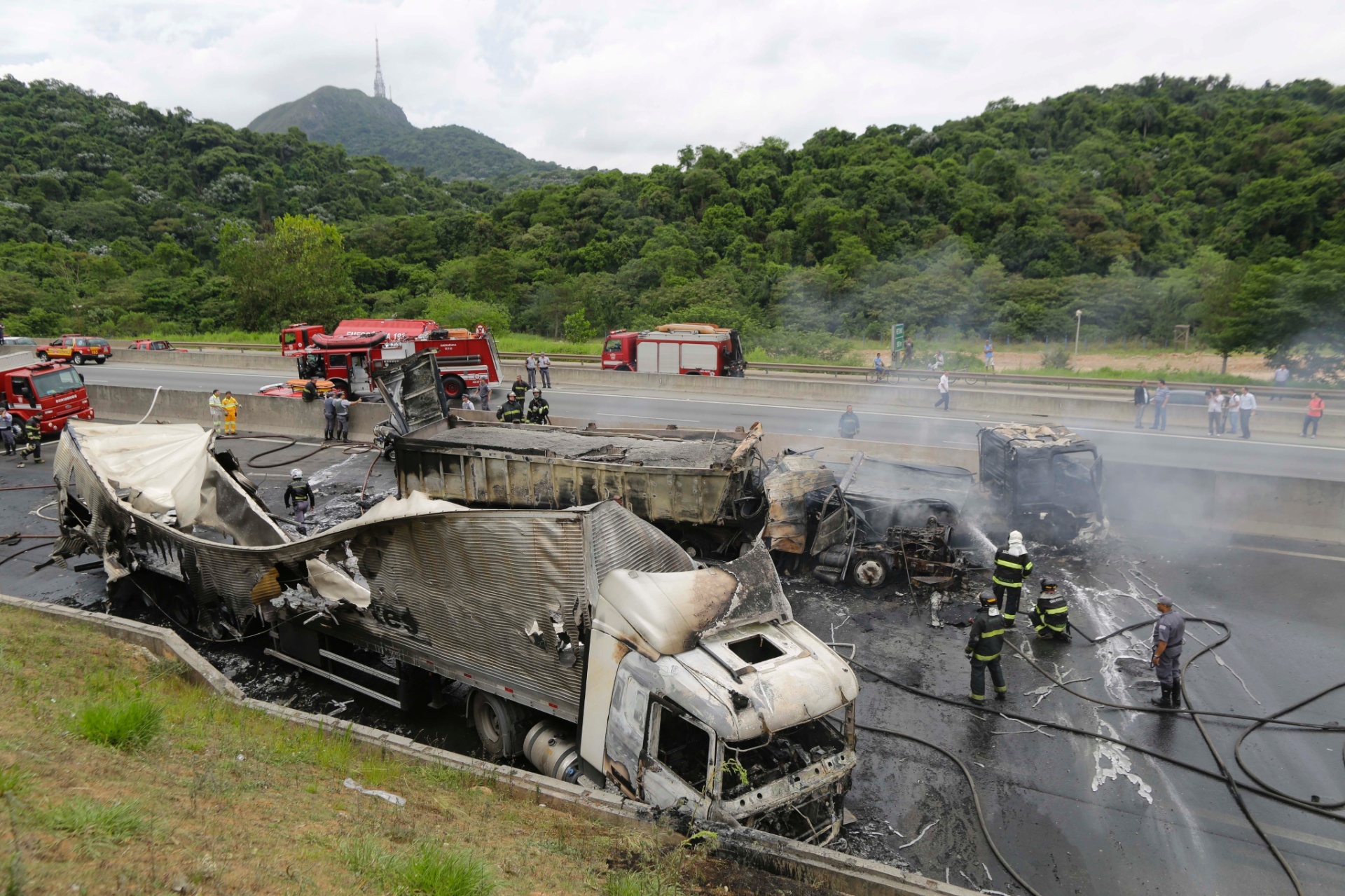 Fotos Veículos pegam fogo em acidente