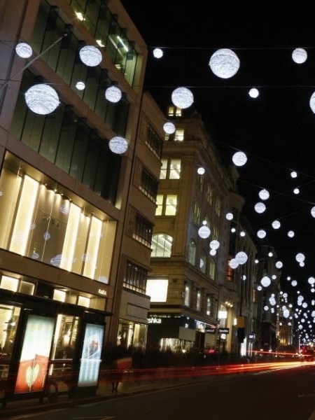 Oxford Street, famosa rua de comércio em Londres, no Reino Unido, iluminada com luzes de Natal - Andrew Winning/Reuters