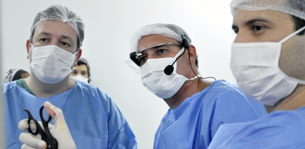 Cirurgião Miguel Pedroso (centro) testa o Google Glass durante uma cirurgia - Divulgação