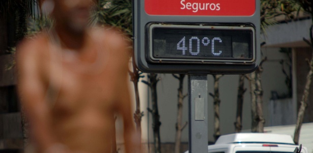  Termômetro registra 40°C na manhã desta terça-feira (12) na orla de Ipanema - Alessandro Buzas/Futura Press/Estadão Conteúdo
