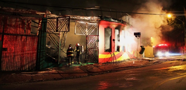 Bombeiros tentam combater incêndios de grandes proporções que atingiu uma loja de móveis em SP - Nivaldo Lima/Futura Press/Estadão Conteúdo