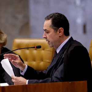 O ministro do STF (Supremo Tribunal Federal) Luís Roberto Barroso fala durante sessão que julgou os embargos do mensalão - Antônio Araújo - 13.nov.2013/UOL