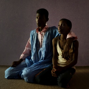 Ould Ali (à esquerda), 15, que nasceu na escravidão na mesma família que sua mãe e sua avó, em um centro para escravos libertos em Boutilimit, na Mauritânia. À direita, o irmão dele, Yarg - Samuel Aranda/The New York Times