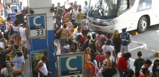 Movimentação de passageiros na manhã de quinta-feira (14), na rodoviária Novo Rio, no Rio, na véspera de feriado
