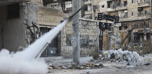 Um foguete é lançado contra forças leais ao presidente sírio Bashar al-Assad, em al-Din, no centro de Aleppo - Malek Al Shemali/Reuters