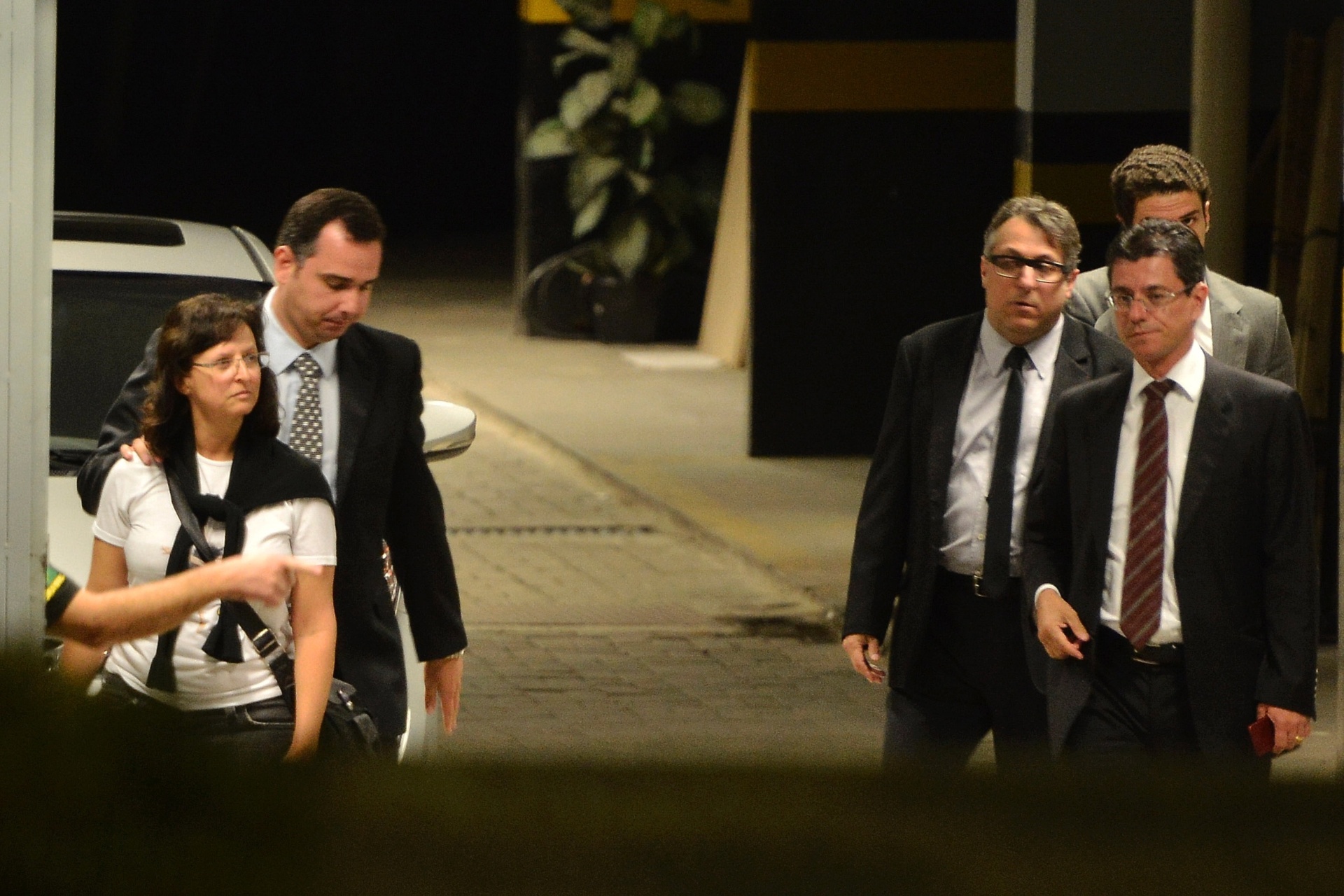 15.nov.2013 - A ex-presidente do Banco Rural Kátia Rabello (de branco) se apresentou na sede da Polícia Federal de Belo Horiozonte (MG), por volta das 19h45 desta sexta-feira (15), após expedição de mandado de prisão pelo STF por envolvimento com o escândalo do mensalão. Kátia foi condenada a 16 anos e oito meses de prisão em regime fechado por formação de quadrilha, lavagem de dinheiro, gestão fraudulenta e evasão de divisas - Pedro Vilela/Agência I7/Estadão Conteúdo