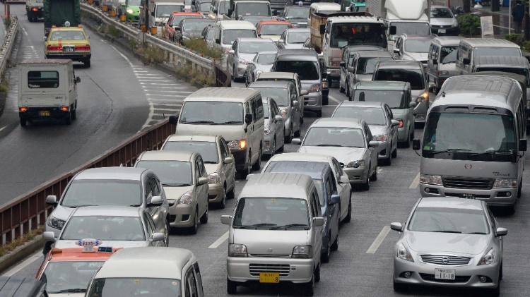 Trânsito de veículos no centro de Tóquio; ter carro no país exige inspeção e seguro obrigatório - Toru Yamanaka/AFP - Toru Yamanaka/AFP