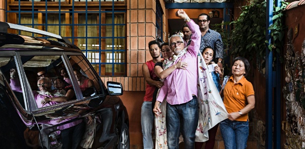 Com o braço esquerdo levantado em gesto de resistência, o ex-presidente do PT José Genoino deixa sua casa, no bairro do Butantã, na zona oeste de São Paulo, para se entregar à polícia - Eduardo Knapp/Folhapress