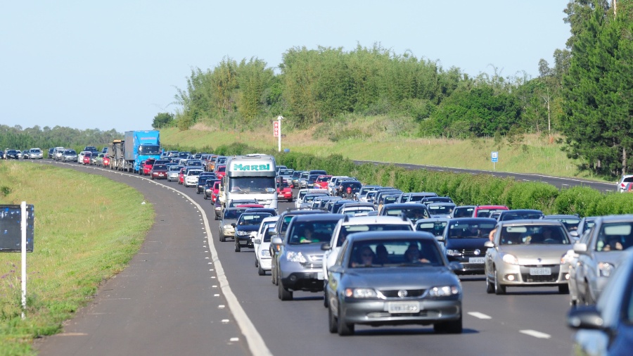 15.nov.2013 - Motoristas enfrentavam lentidão na rodovia Freeway, no sentido litoral norte do Rio Grande do Sul, na manhã do feriado da Proclamação da República. O trânsito na via se intensificou após o tombamento de um caminhão no canteiro central - Ronaldo Bernardi/Agência RBS/Estadão Conteúdo