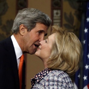 O secretário de Estado norte-americano, John Kerry, e a ex-ocupante do posto Hillary Clinton durante simpósio em Washington