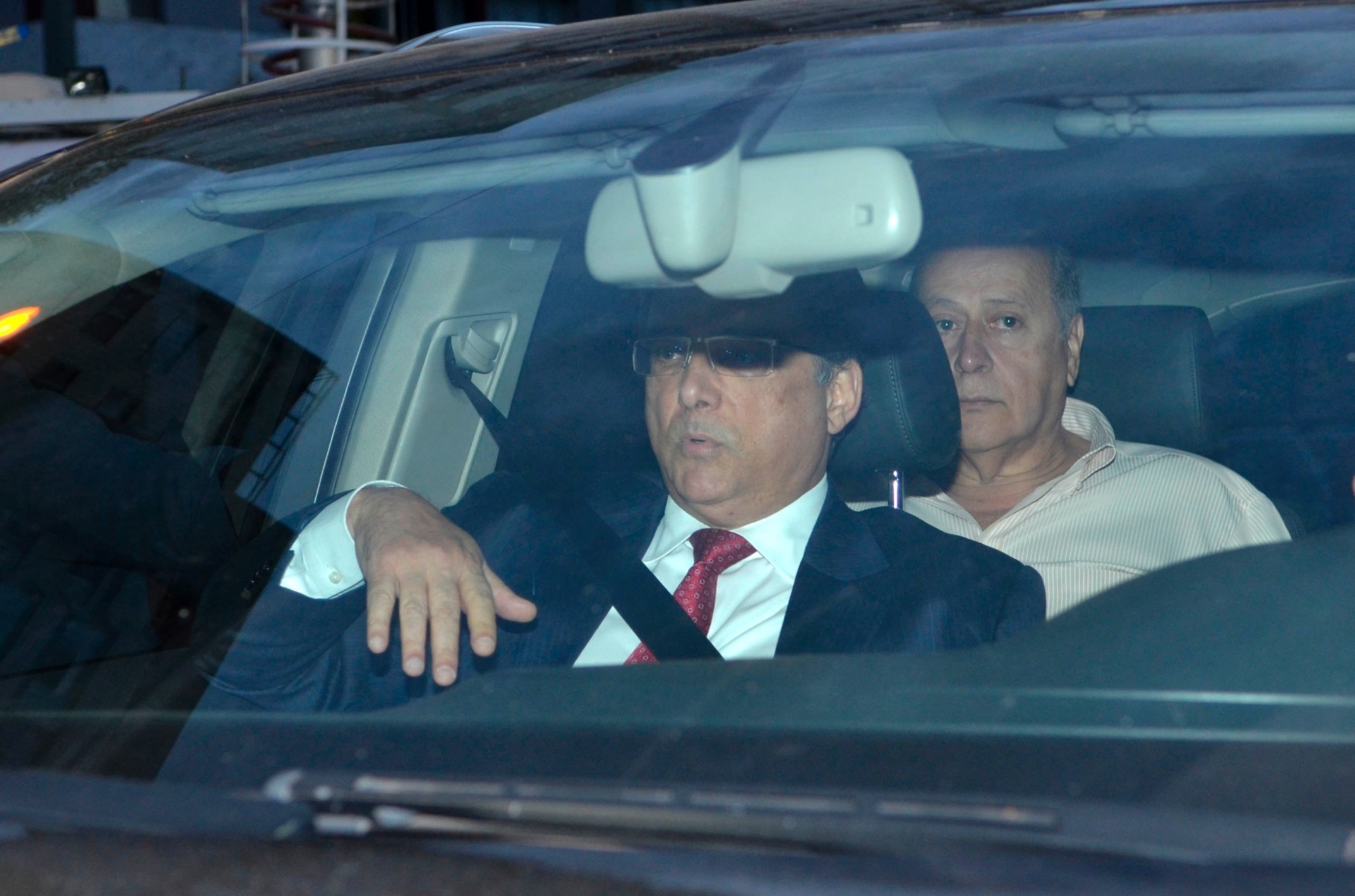 15.nov.2013 - O ex-deputado do PTB Romeu Queiroz (ao fundo) se apresentou à Superintendência da Polícia Federal em Belo Horizonte (MG), por volta das 19h20 desta sexta-feira (15), após expedição de mandado de prisão pelo STF por envolvimento com o escândalo do mensalão. Ele chegou acompanhado do advogado Marcelo Leonardo, que também defende Marcos Valério. Ele foi condenado por lavagem de dinheiro e corrupção passiva, com uma pena de seis anos e seis meses de prisão em regime semi-aberto - Douglas Magno/O Tempo/Estadão Conteúdo