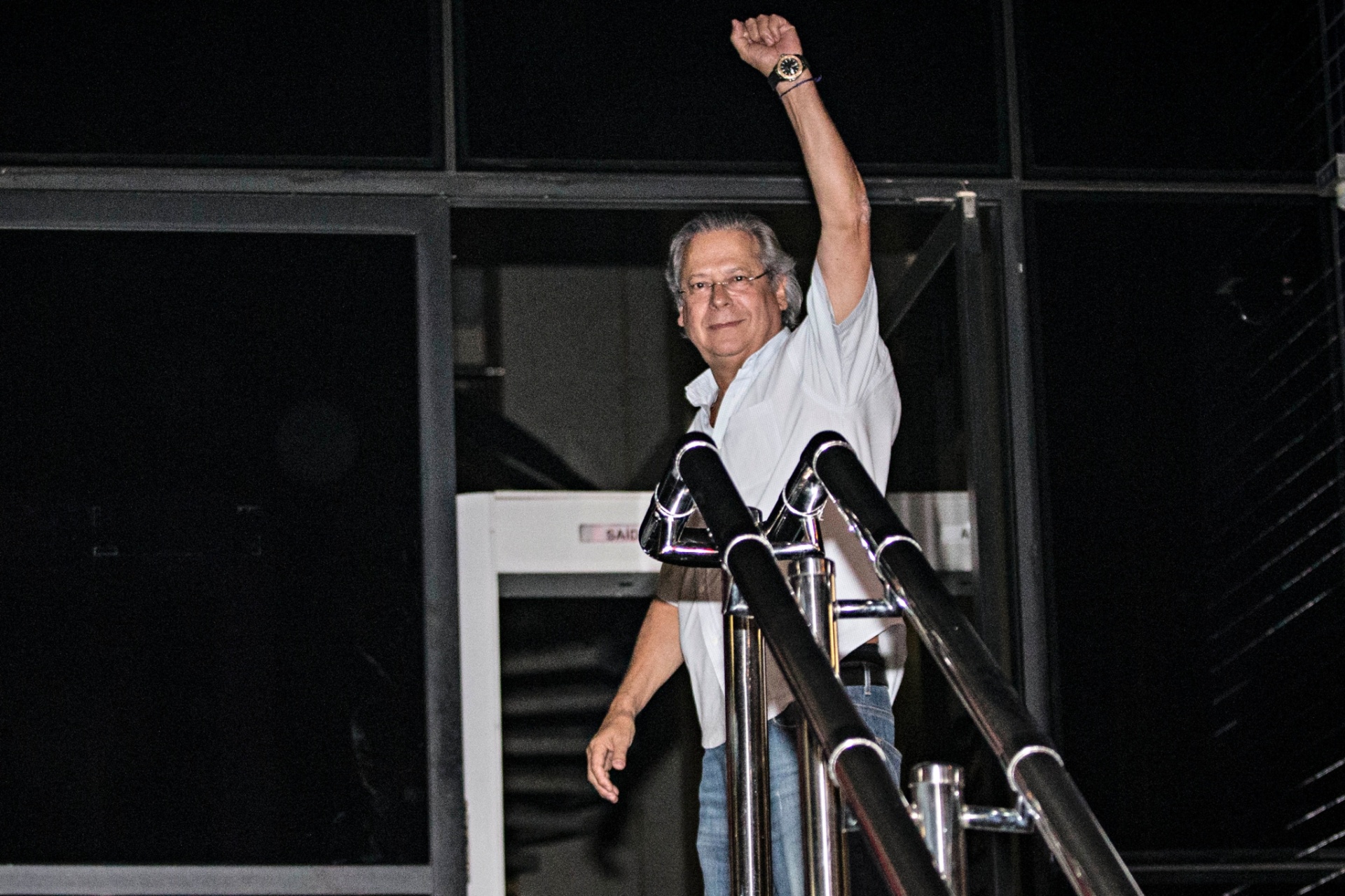 15.nov.2013 - O ex-ministro da Casa Civil José Dirceu se apresenta à sede da Superintendência da Polícia Federal em São Paulo, nesta sexta-feira (15) após receber ordem de prisão do STF (Supremo Tribunal Federal). Ele deve cumprir pena de 10 anos de 10 meses por envolvimento no esquema que ficou conhecido como mensalão - Eduardo Knapp/Folhapress