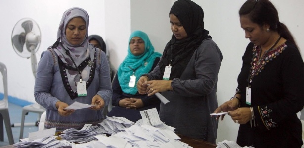 Funcionárias contam votos em assembleia de Male, capital das Maldivas - 16.nov.2013 - Zheng Huansong/Xinhua