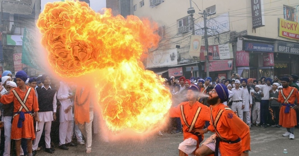 16.nov.2013 - Guerreiros Sikh Nihang cospem fogo em uma procissão neste sábado (16), no noroeste da Índia. Os religiosos saíram do Sri Akal Takhat e vão em direção ao Templo Dourado em Amristar, no Estado de Punjab. Hoje é a véspera do 544º aniversário de nascimento de Sri Guru Nanak Dev, fundador da religião do Sikhismo.
