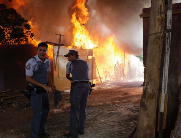 Incêndio atingiu barracos após a reintegração de posse na Favela da Estaiadinha, embaixo da Ponte Estaiada, em São Paulo (SP)