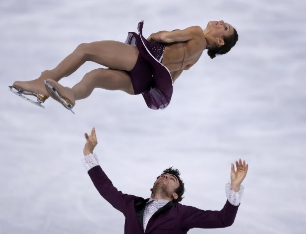 16.nov.2013 - Meagan Duhamel e Eric Radford, do Canadá, fazem uma apresentação de patinação artística no gelo, no ISU Bompard Trophy em Paris, neste sábado (16)