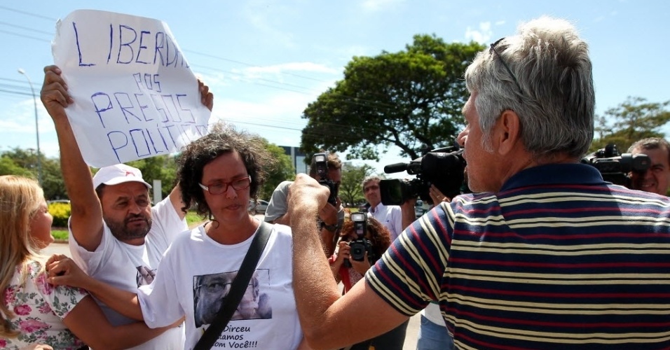 16.nov.2013 - Pessoas protestam a favor dos condenados do mensalão do lado de fora da sede da Polícia Federal em Brasília, neste sábado (16)