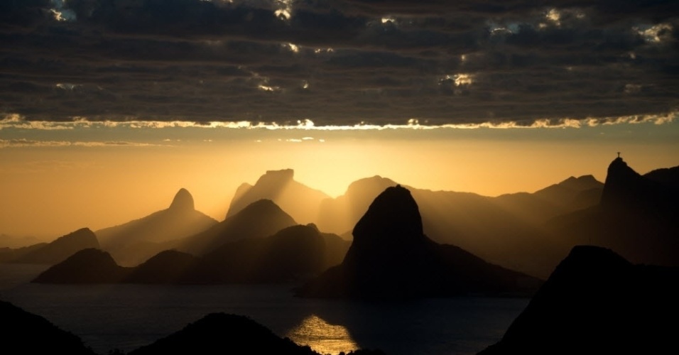 16.nov.2013 - Pôr do sol no Rio de Janeiro, visto de Niterói