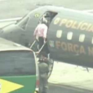 O ex-presidente do PT José Genoino, condenado a seis anos e 11 meses de prisão em regime semiaberto, desce do avião da Polícia Federal em Brasília - Reprodução/TV