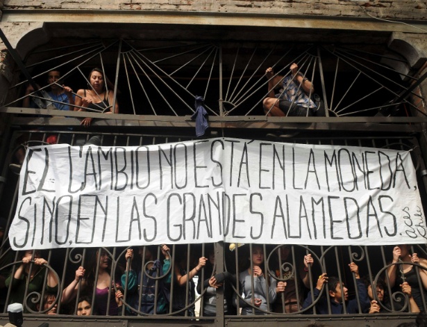 Estudantes do ensino médio ocuparam o centro de campanha da candidata socialista Michelle Bachelet neste domingo (17), dia das eleições presidenciais 