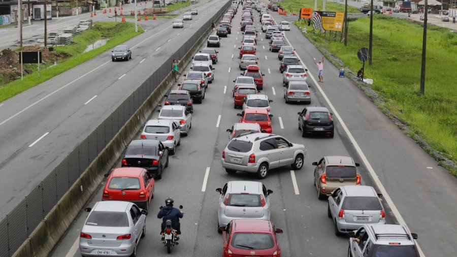 Foto ilustrativa de tráfego intenso na rodovia Padre Manoel da Nóbrega - Nelson Antoine/Fotoarena/Estadão Conteúdo