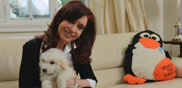 A presidente da Argentina, Cristina Kirchner, posa para foto com seu cachorro na residência oficial de Olivos