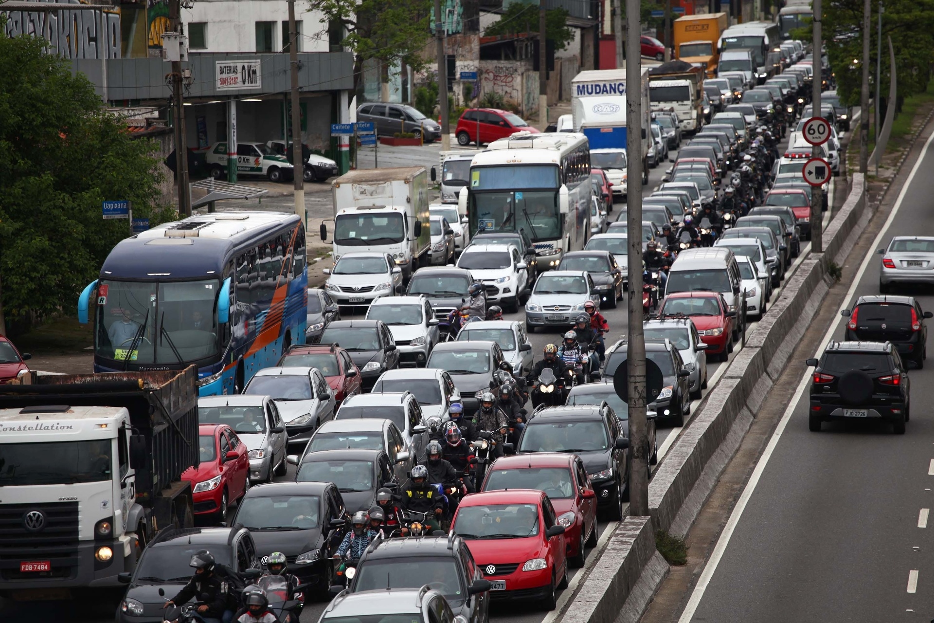 18.nov.2013 - São Paulo tem trânsito intenso na manhã desta segunda-feira (18) na avenida Bandeirantes, próximo ao aeroporto de Congonhas. Na quinta-feira (14) a cidade registrou 309 quilômetros de filas às 18h, batendo recorde histórico de congestionamento - Renato S. Cerqueira/Futura Press/Estadão Conteúdo