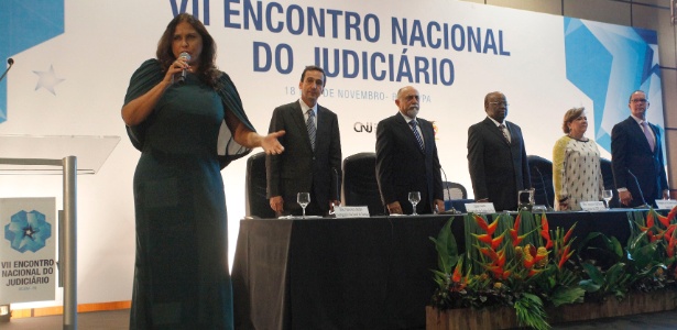 A cantora Fafá de Belém canta o Hino Nacional na presença do presidente do STF, ministro Joaquim Barbosa. A cantora elogiou a atuação do magistrado - Agência CNJ