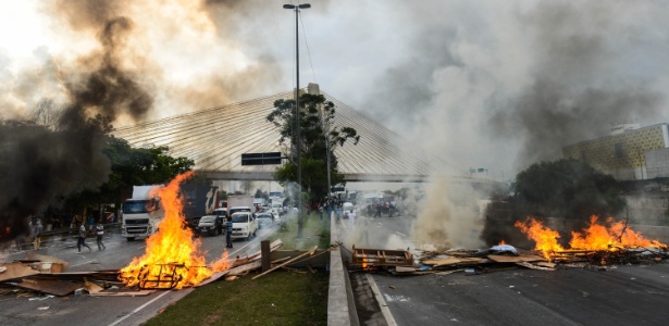 Pista da marginal Tietê, em São Paulo, é interditada durante protesto nesta terça-feira (19).  - Marcos Bizzotto/Futura Press/Estadão Conteúdo