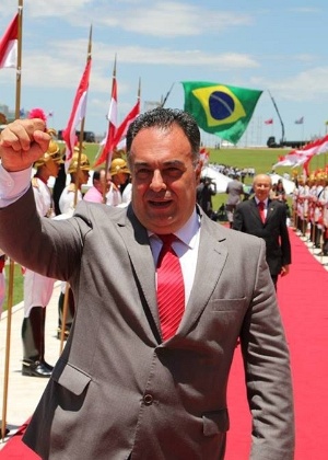 Deputado federal André Vargas (PT-PR) repete gesto de presos do mensalão em solenidade em Brasília - Reprodução/Facebook